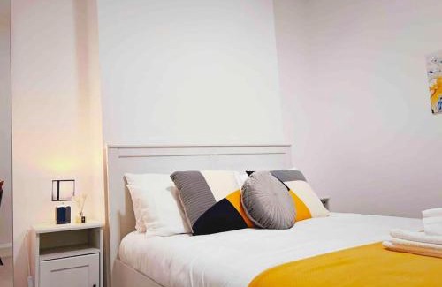 Feltham North Apartment | Modern 2/3 huge bedrooms Heathrow & Central London