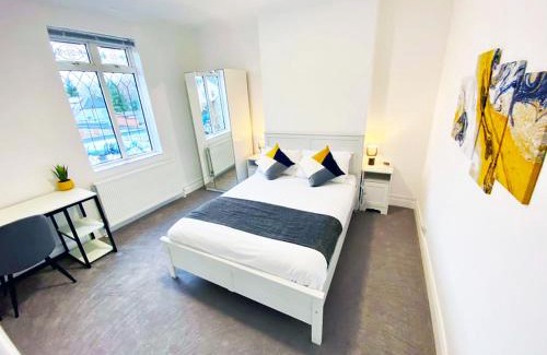 Feltham North Apartment | Modern 2/3 huge bedrooms Heathrow & Central London