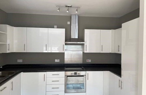 Copers Cope Apartment | Modern 2 Bed Apartment Next To Station + Parking