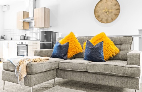 Margam House | Modern 2 bed apartment, centre of town