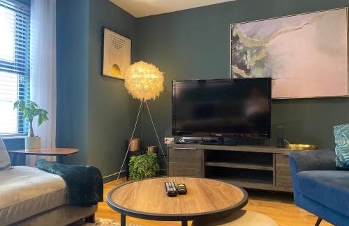 Queens Quarter Apartment | Modern 2 Bed apartment w parking