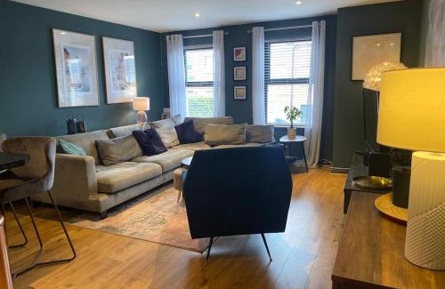 Queens Quarter Apartment | Modern 2 Bed apartment w parking