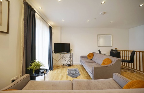 Leeds Apartment | Modern 2 Bed Apartment With Juliet Balcony - DHB Stays