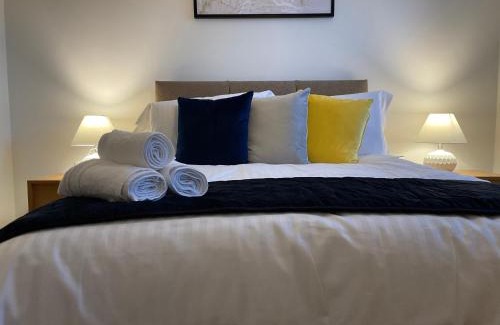 Runnymede Apartment | Modern 2 Bed Apt in Egham High Street, with private parking and Wifi