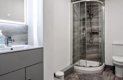 Yeadon Apartment | Modern 2-Bed Flat in Leeds by Brookland Stays Serviced Short Lets with Free WiFi