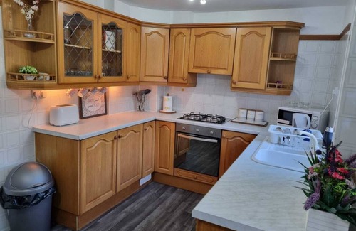 Leeds House | Modern 2-bed Home - Private Garden, Parking & Wifi