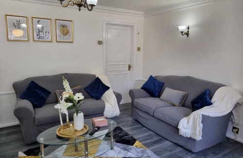 Leeds House | Modern 2-bed Home - Private Garden, Parking & Wifi
