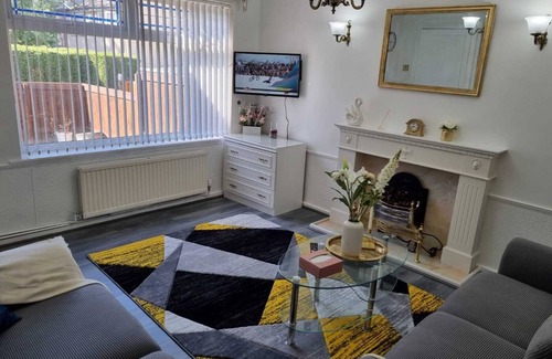 Leeds House | Modern 2-bed Home - Private Garden, Parking & Wifi