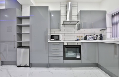 Cathays House | Modern 2 Bed House - Sleeps 4