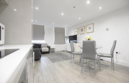 West Ham Apartment | Modern 2 Bed in Stratford, London with Wi-Fi & Sleeps 5