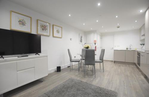 West Ham Apartment | Modern 2 Bed in Stratford, London with Wi-Fi & Sleeps 5