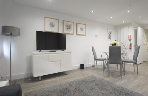 West Ham Apartment | Modern 2 Bed in Stratford, London with Wi-Fi & Sleeps 5