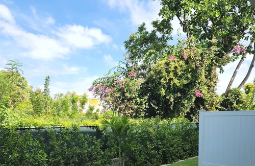West Bay Apartment | Modern 2 Bed walking distance to the beach