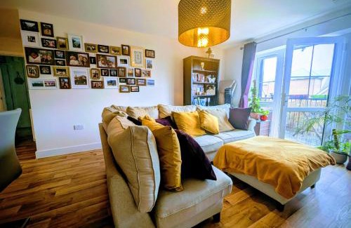 Walton-on-Thames Apartment | Modern 2 bedroom Flat with Parking Balcony and WiFi