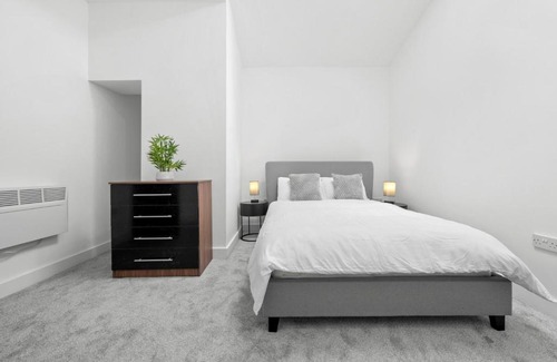 Warrington Apartment | Modern 2BD City Apartment