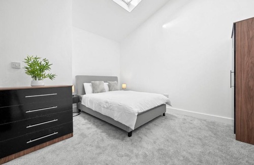 Warrington Apartment | Modern 2BD City Apartment