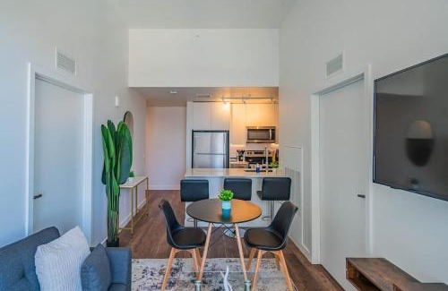 Evans Churchill Apartment | Modern 2BD - HighRise DT, Pool, Gym, Parking - Sleeps 5