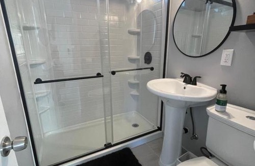 Lincoln Acres Apartment | Modern 2BR 15 Minutes to Beaches, Sea World, Zoo
