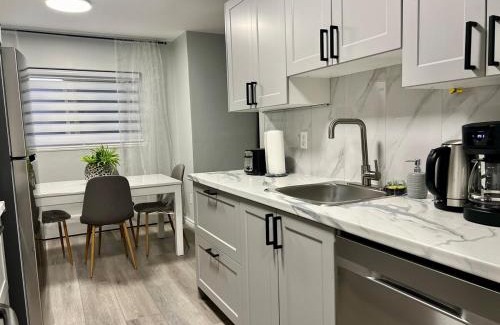 Kitchener Apartment | Modern 2BR, 2 king beds, close to Hwy