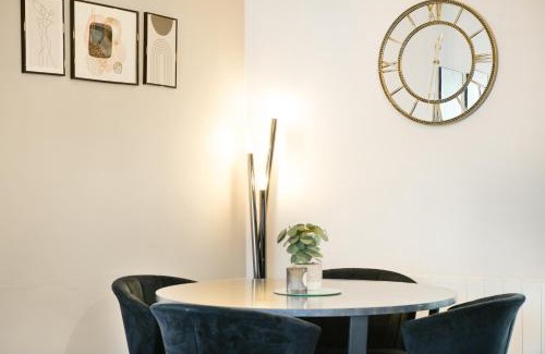 Aylesbury House | Modern 2BR Aylesbury Home, Sleeps 3, Parking, Work, Leisure, Friendly
