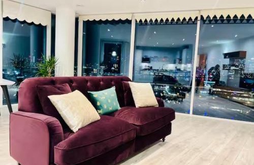 Docklands Apartment | Modern 2BR, Near O2, Ideal for Work & Leisure