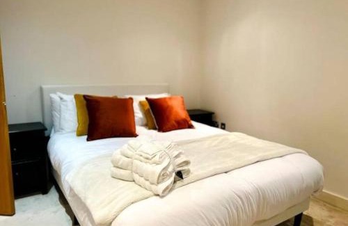 Docklands Apartment | Modern 2BR, Near O2, Ideal for Work & Leisure