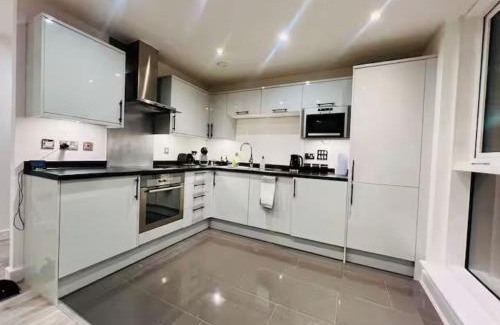 Docklands Apartment | Modern 2BR, Near O2, Ideal for Work & Leisure