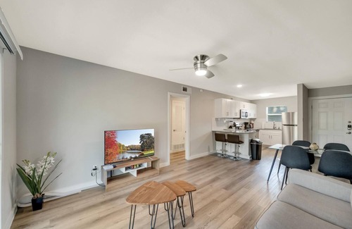 Hyde Park Apartment | Modern 2BR Near UT Hyde Park Evonify