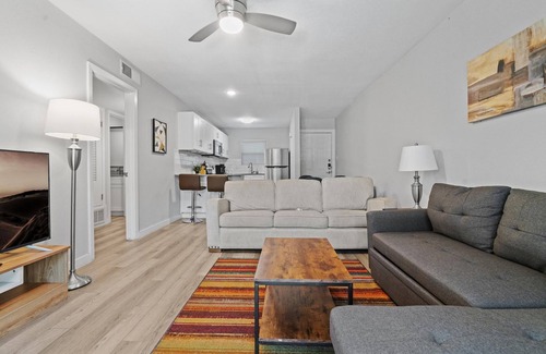 Hyde Park Apartment | Modern 2BR Near UT Hyde Park Evonify