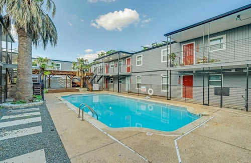 Hyde Park Apartment | Modern 2BR Near UT Hyde Park Evonify