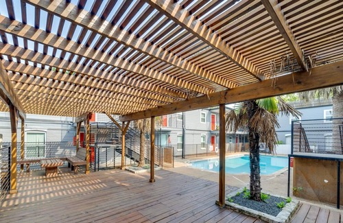 Hyde Park Apartment | Modern 2BR Near UT Hyde Park Evonify