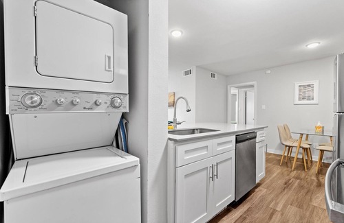 Hyde Park Apartment | Modern 2BR Near UT Hyde Park Evonify