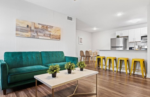 Hyde Park Apartment | Modern 2BR Near UT Hyde Park Evonify