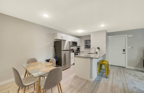Hyde Park Apartment | Modern 2BR Near UT Hyde Park Evonify