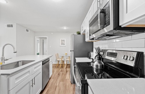 Hyde Park Apartment | Modern 2BR Near UT Hyde Park Evonify