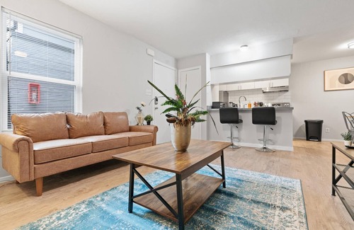 Hyde Park Apartment | Modern 2BR Near UT Hyde Park Evonify