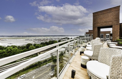 Crystal City Apartment | Modern 2BR Oasis with Scenic Rooftop & Gym ﻿