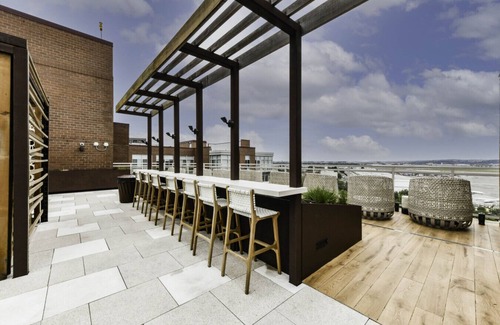 Crystal City Apartment | Modern 2BR Oasis with Scenic Rooftop & Gym ﻿