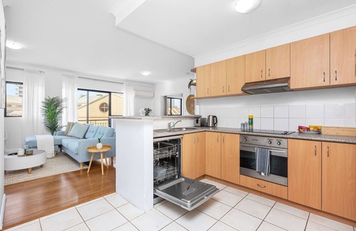 East Perth Apartment | Modern 2BR Pool Gym Parking
