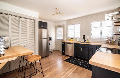 West End House | Modern 2BR Stay In Historic West End Near Downtown