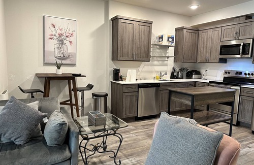 South Tacoma Apartment | Modern 2nd floor Condo close to Shopping!