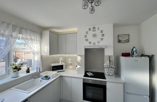Canterbury House | Modern 3-bed Hideaway Near Westgate With Parking