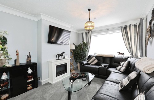 Forsbrook House | Modern 3-Bed Home near Alton tower