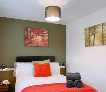 Chorley Apartment | Modern 3 Bed house with parking - Chorley near M61