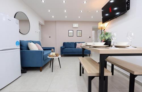 Llansamlet Apartment | Modern 3 Bedroom Apartment With Parking - Sleeps 5 - Swansea - Close to M4 - 15 Mins To City Centre - By EKLIVING LUXE Short Lets & Serviced Accommodation