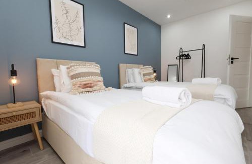 Llansamlet Apartment | Modern 3 Bedroom Apartment With Parking - Sleeps 5 - Swansea - Close to M4 - 15 Mins To City Centre - By EKLIVING LUXE Short Lets & Serviced Accommodation