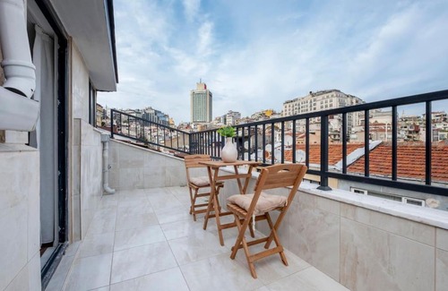 Cihangir Apartment | Modern 3-Bedroom Duplex with Two Balconies, 2BA