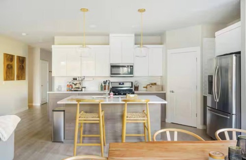 Starcrest House | Modern 3/bedroom home with luxury amenities