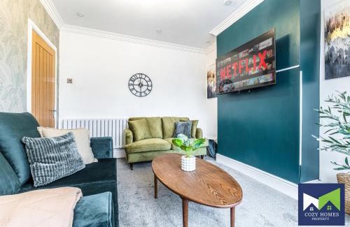 Hall Green House | Modern 3 Bedroom House with Ample Parking, Garden, Suitable for Families and Contractors, near Solihull, NEC, HS2