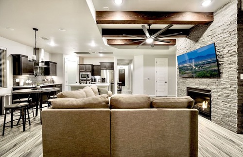 Las Cruces Villa | Modern 3-Bedroom Villa with Jacuzzi and Gym